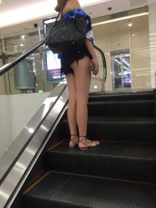 如今的女人真是敢穿呀，上手扶梯抓拍