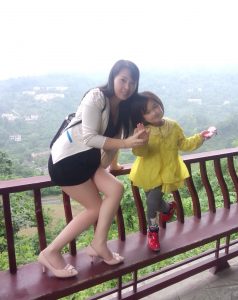 保养不赖的熟妇魏大姐携小公主出境，点个赞