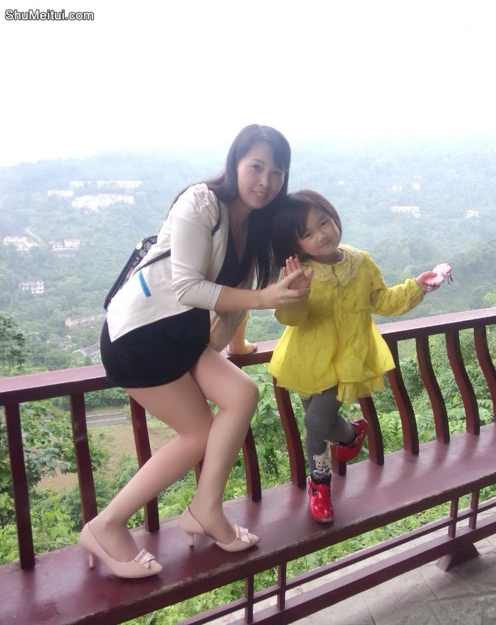 保养不赖的熟妇魏大姐携小公主出境，点个赞[第4张/共14张]