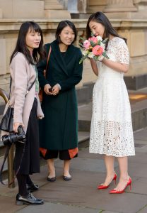 抢到手捧花的伴娘好兴奋呀，关键还是个大美女哦