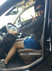 碎花短裙长腿美女保养得真不赖，兄弟们讨论讨论