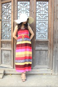 心情很好的性感阿姨在向日葵地里拍照片