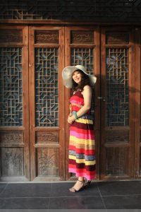 心情很好的性感阿姨在向日葵地里拍照片