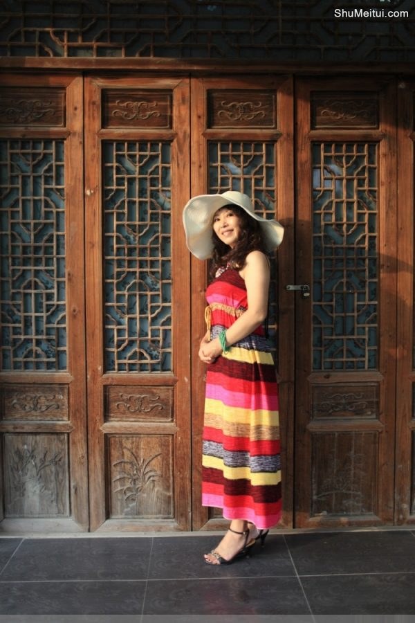 心情很好的性感阿姨在向日葵地里拍照片[第7张/共15张]