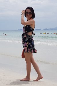 在海边光着脚玩水的熟妇