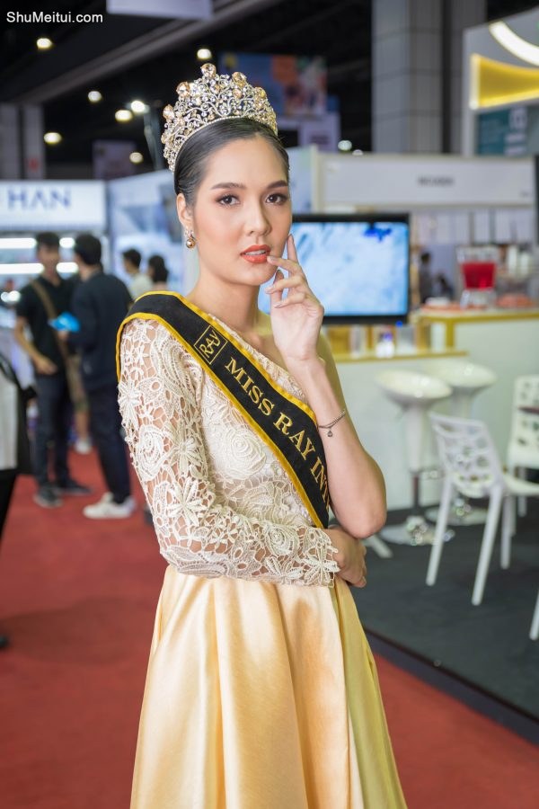 展会上的选美小姐，知性漂亮魅力十足[第3张/共4张]