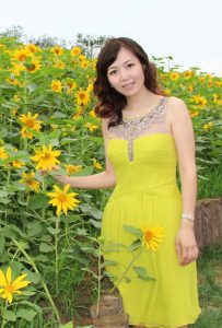 高贵的熟女知风姐性感礼服露美肩