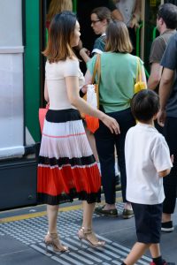 送儿子上校车的华裔气质美妇，这身材太苗条了