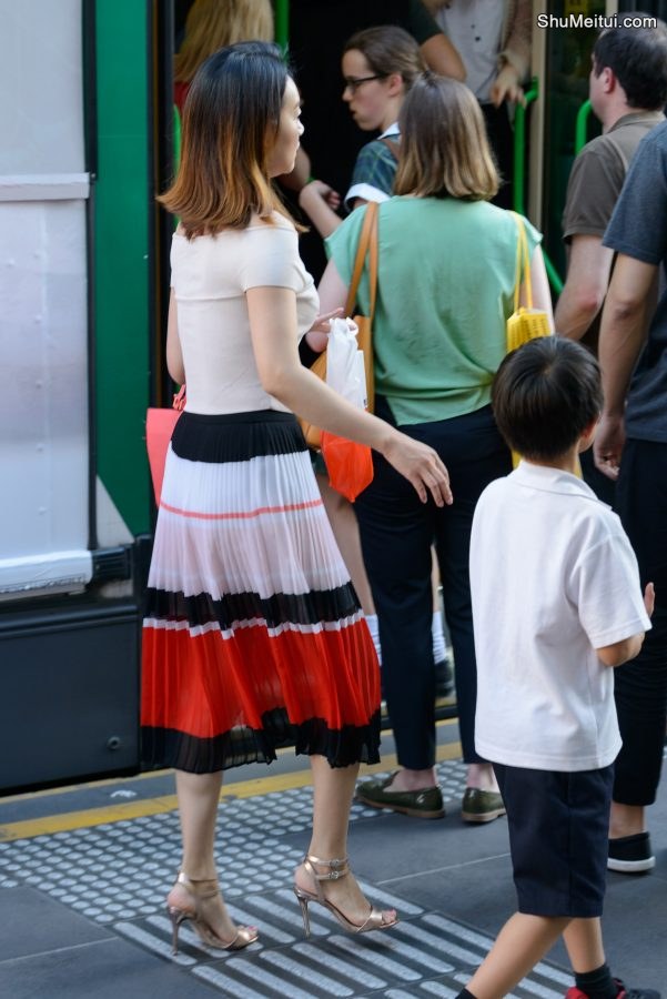 送儿子上校车的华裔气质美妇，这身材太苗条了[第1张/共4张]