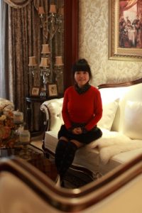 上身丰满的阿姨居家靴子黑色丝袜