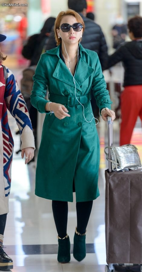 绿色风衣厚丝熟妇大姐大走路好霸气，妥妥的女总裁级别[第3张/共4张]