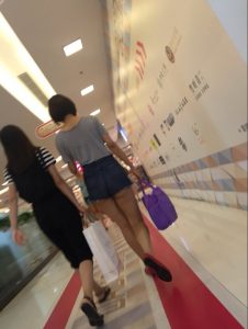 尾随极品美女走了好几站地，你敢穿我就敢拍，嘿嘿