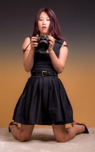 活力四射的熟妇辛迪，影棚内穿细高跟鞋拍写真