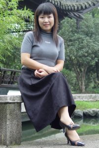 丰腴熟妇山阿姨在公园湖边拍照留念