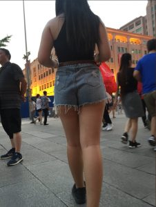 吃糖葫芦的美女，短裤太短都兜不住了