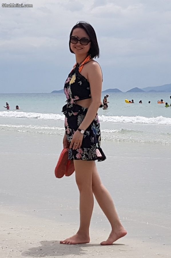 在海边光着脚玩水的熟妇[第4张/共12张]