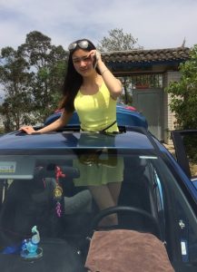 独自带着性感貌美的小姨子回丈人家，一路上我的心跟小鹿似的