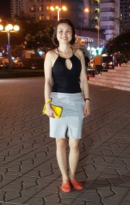 人妻美雅的上衣胸前开口露沟