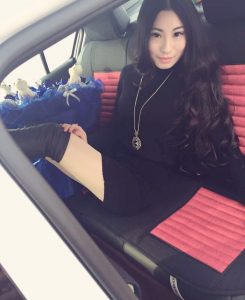 小姐姐好诱人，车内秀皮靴美腿