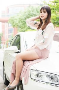 清纯甜美大美女也来媳妇车模了，真是靓呀