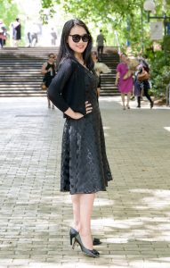 猛一看有些像高圆圆的黑衣大姐，好妩媚呀