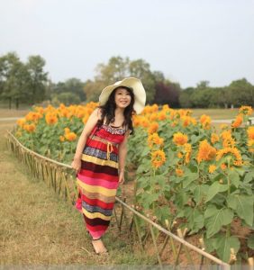 心情很好的性感阿姨在向日葵地里拍照片