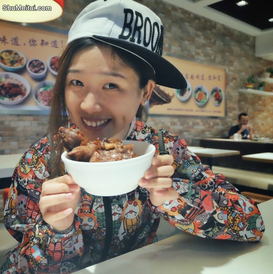 丰满的榴榴嫂彩虹裙大白腿[第18张/共29张]