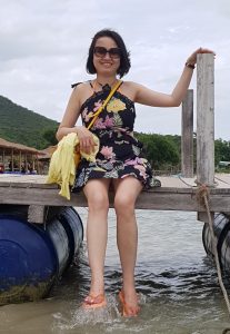 在海边光着脚玩水的熟妇