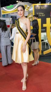 展会上的选美小姐，知性漂亮魅力十足