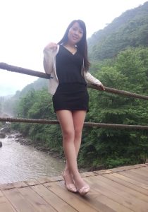 保养不赖的熟妇魏大姐携小公主出境，点个赞