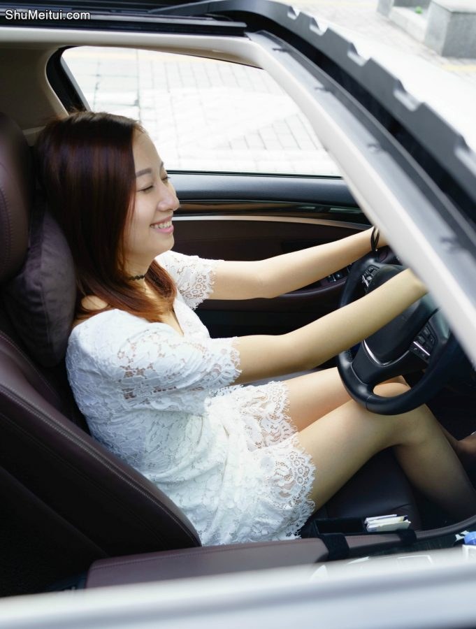 宝马年轻美妇小柯当车模来喽，不差钱就图上个镜[第1张/共22张]