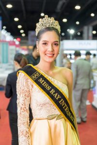 展会上的选美小姐，知性漂亮魅力十足