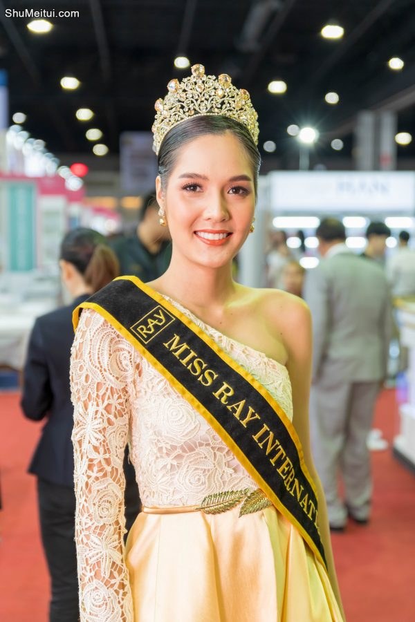 展会上的选美小姐，知性漂亮魅力十足[第1张/共4张]