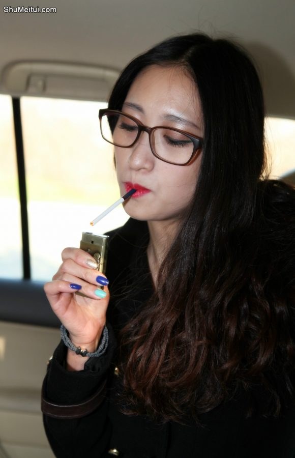 戴眼镜穿短靴的熟女，真是个迷人的妖精了[第19张/共37张]