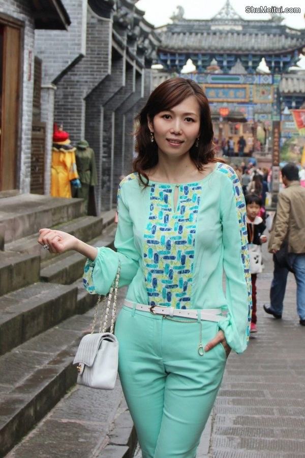 出水芙蓉般的美妇清新装扮游古镇[第2张/共12张]