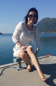 美雅姐海边短裙坐下拍照时不小心露白内