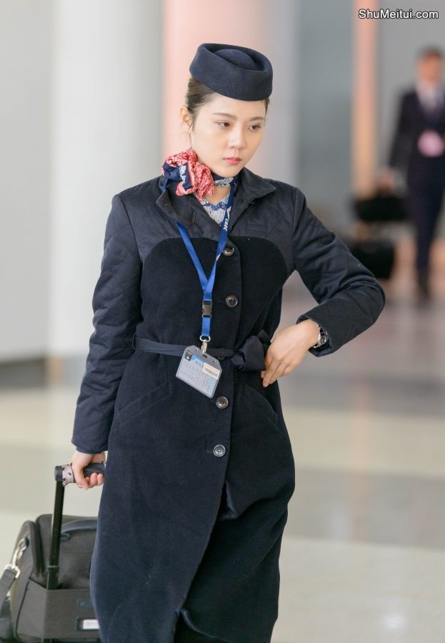 高铁服务员颜值也是相当给力呀，我的小心脏呀[第2张/共6张]