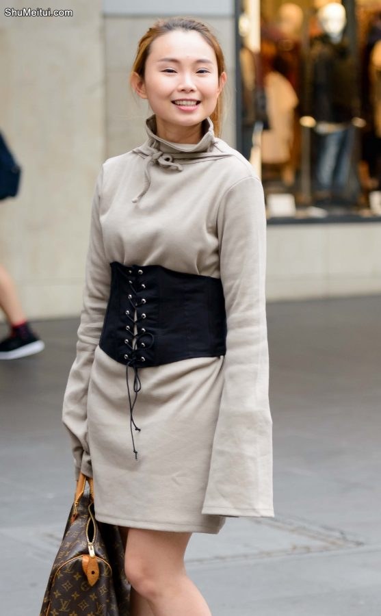 鬼灵精怪的两个靓丽美妇，年轻活泼青春靓丽[第3张/共9张]