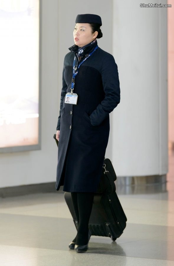 高铁服务员颜值也是相当给力呀，我的小心脏呀[第1张/共6张]