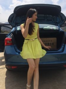 独自带着性感貌美的小姨子回丈人家，一路上我的心跟小鹿似的