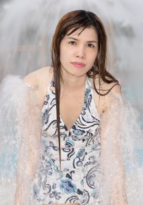 熟妇王翠嫂难得去水上乐园玩一圈，就是泳衣太保守了，得改