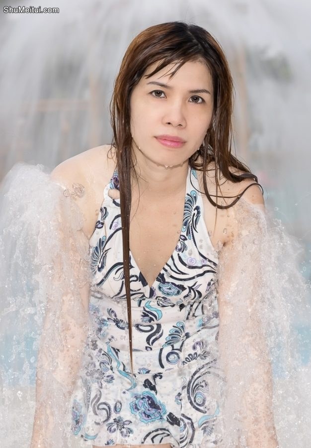 熟妇王翠嫂难得去水上乐园玩一圈，就是泳衣太保守了，得改[第9张/共12张]