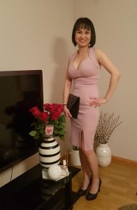 美雅嫂低胸装在家也这么性感