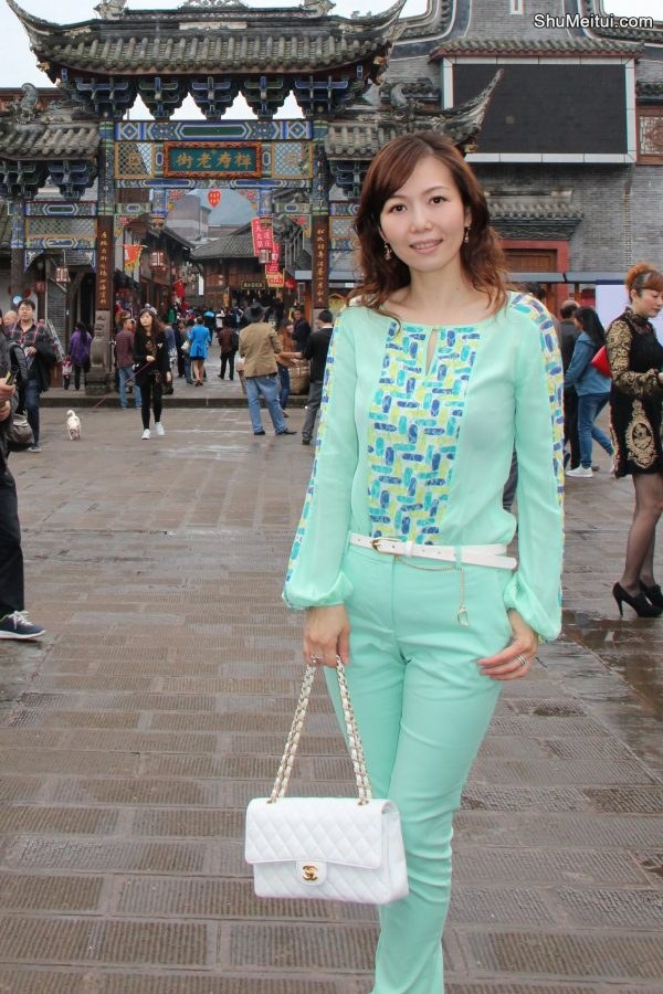 出水芙蓉般的美妇清新装扮游古镇[第4张/共12张]