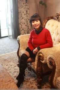 上身丰满的阿姨居家靴子黑色丝袜