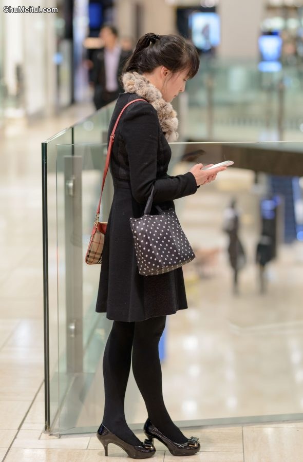 穿黑色裤袜高跟鞋在电影院边等人的年轻女人[第4张/共4张]