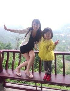 保养不赖的熟妇魏大姐携小公主出境，点个赞