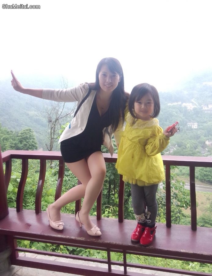保养不赖的熟妇魏大姐携小公主出境，点个赞[第14张/共14张]