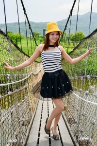 穿肉丝袜的翠嫂美腿吸引摄影师拍了超多照片