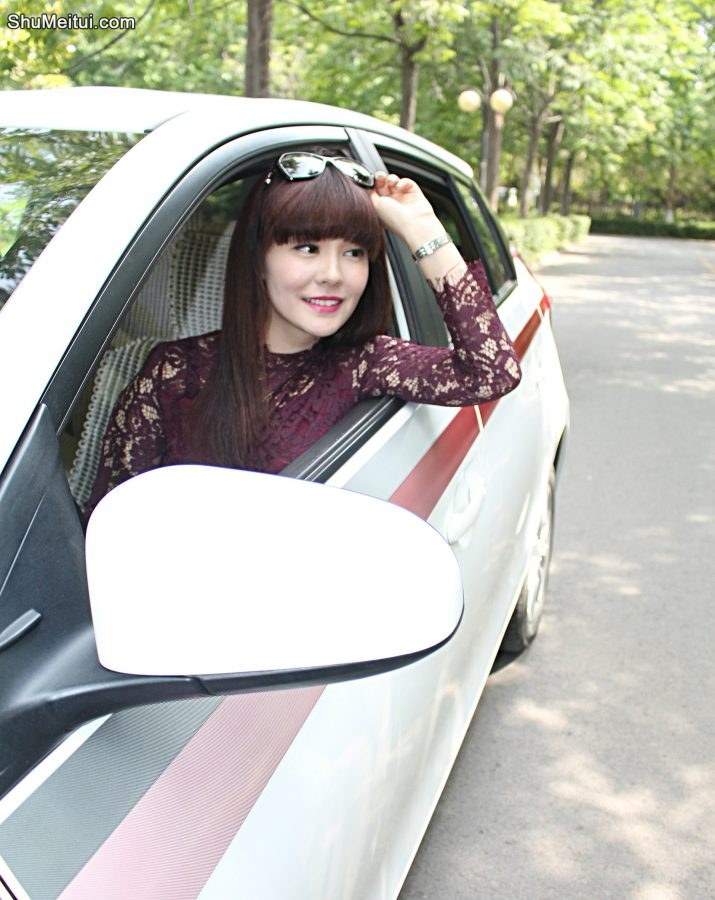 性感的长发嫂子在私家车旁边拍的生活照[第11张/共13张]